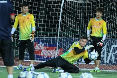 Bùi Tiến Dũng thừa nhận khó vượt qua đàn anh Văn Lâm