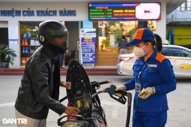 Giá xăng giảm lần thứ 4 liên tiếp, có loại xuống dưới 20.000 đồng/lít