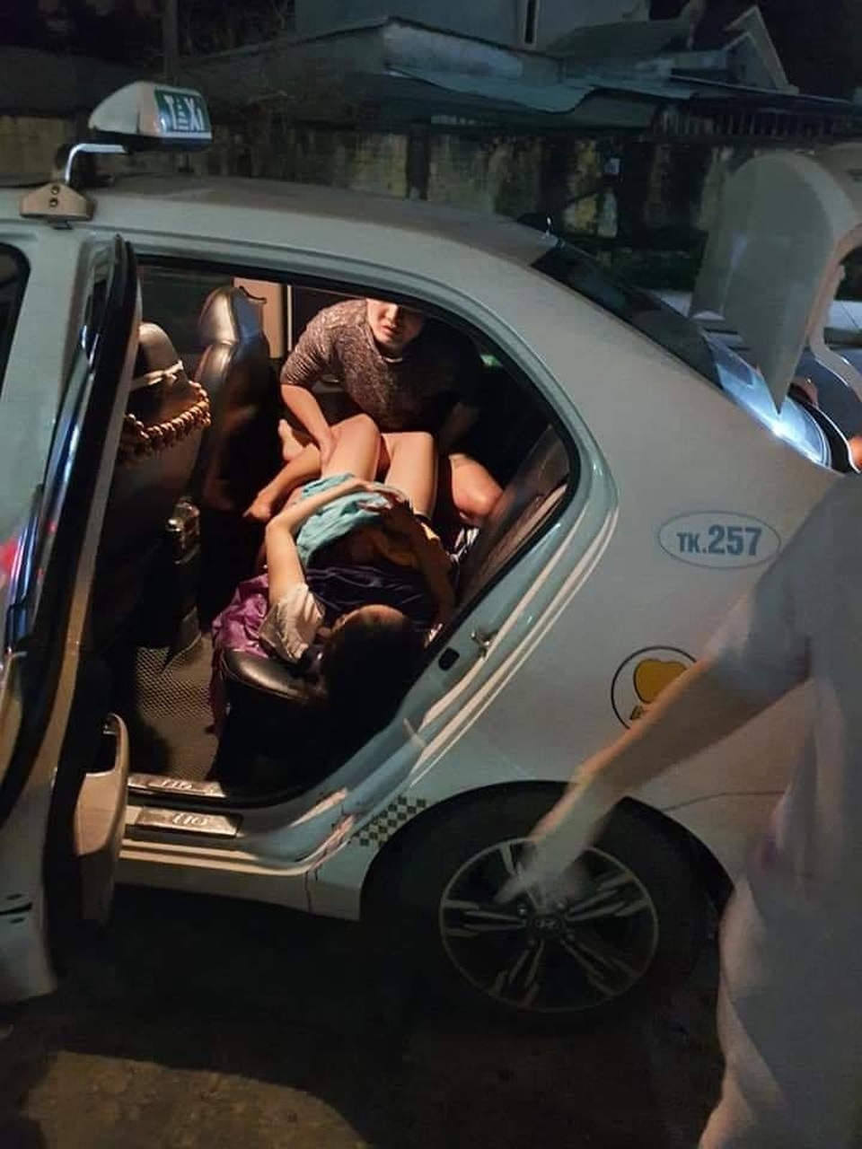 Tài xế taxi đỡ đẻ cho sản phụ ngay trên xe, giữa khuya - 1 Tài xế taxi đỡ đẻ cho sản phụ ngay trên xe, giữa khuya - 1