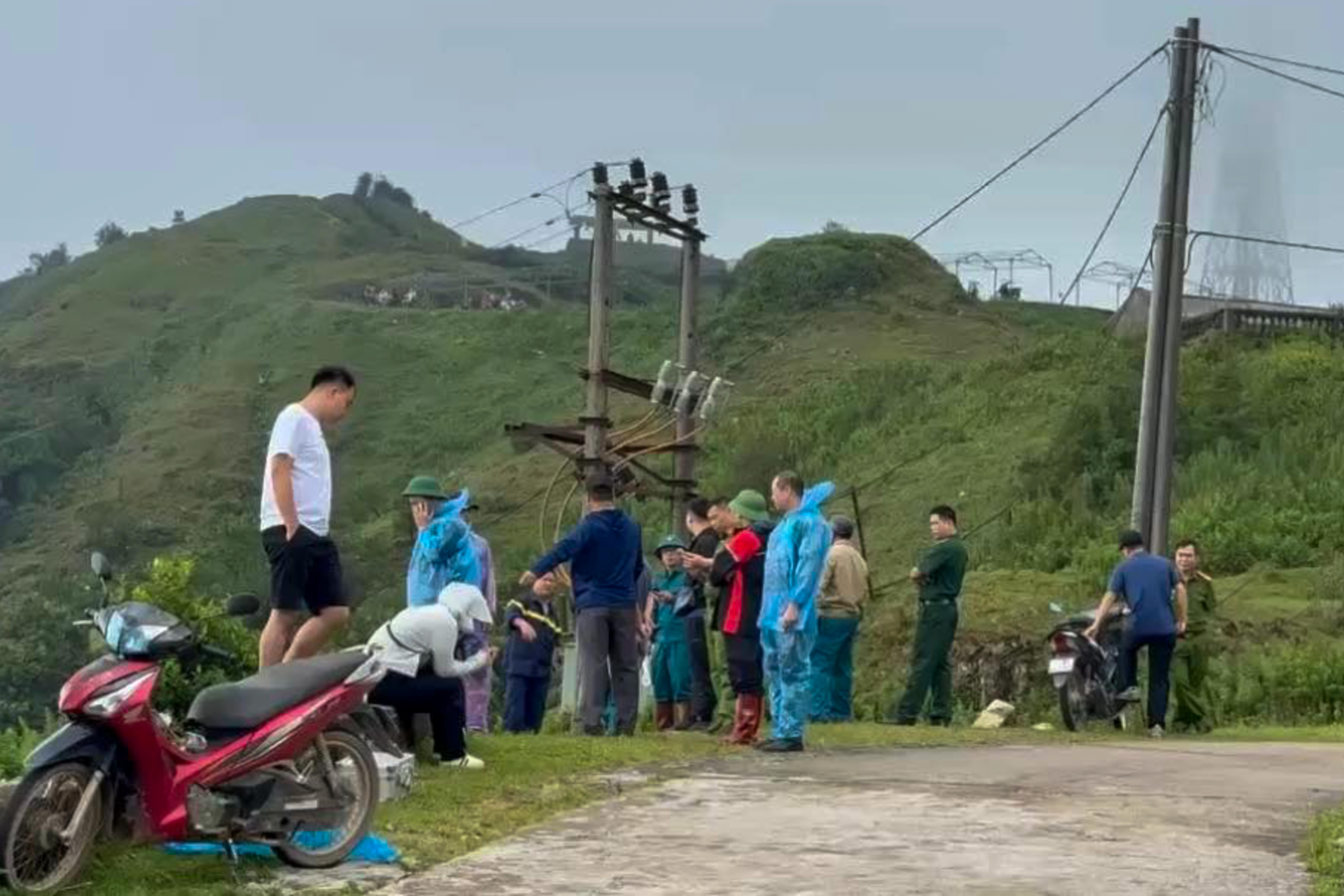 Phát hiện ô tô lao xuống vực ở Mẫu Sơn, tìm thấy thi thể đang phân huỷ - 1
