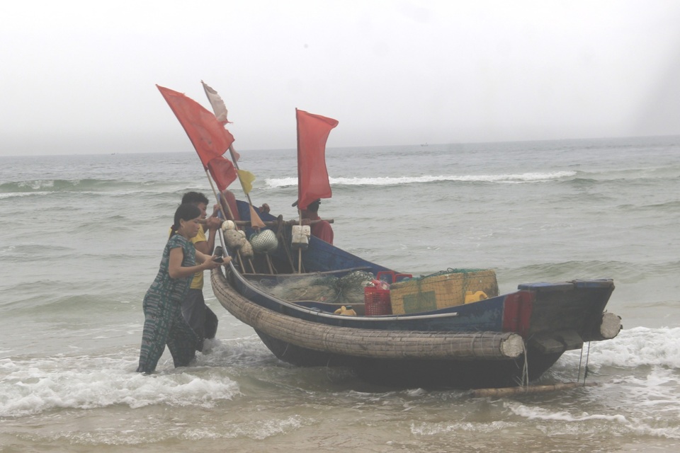 Giáp Tết Nguyên đán, ngư dân vùng bãi ngang vươn khơi chuyến cuối năm - 1 Giáp Tết Nguyên đán, ngư dân vùng bãi ngang vươn khơi chuyến cuối năm - 1