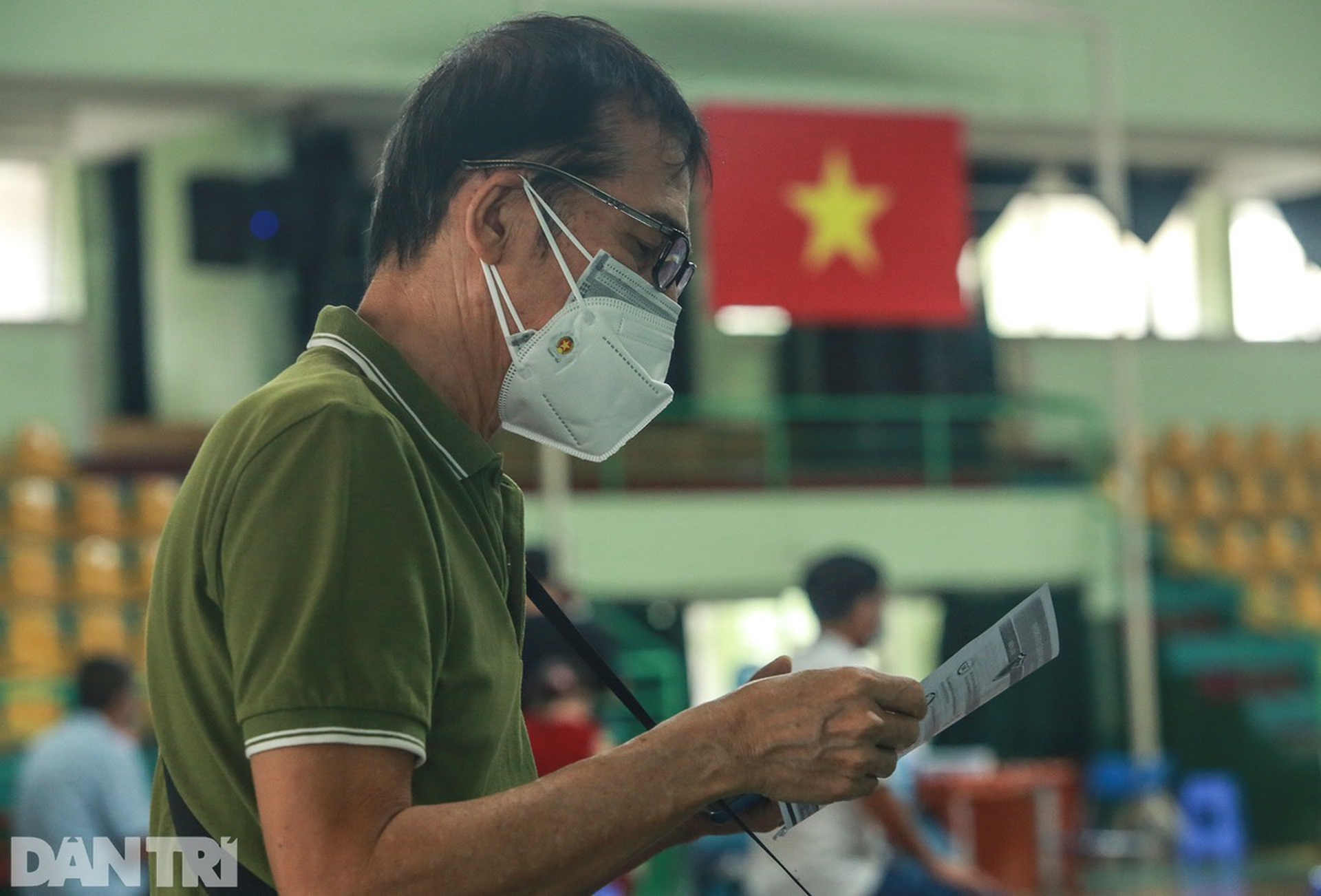 Người dân TPHCM đội mưa lớn đi tiêm vắc xin ngừa Covid-19 đợt 5 - 10 Người dân TPHCM đội mưa lớn đi tiêm vắc xin ngừa Covid-19 đợt 5 - 10