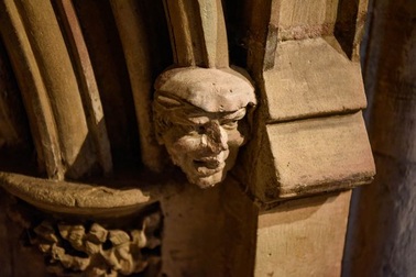 Phát hiện bức tượng 700 năm tuổi giống ông Trump đến kinh ngạc