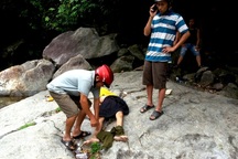 Trượt chân xuống hố nước sâu, một học sinh chết đuối