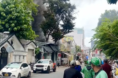 Cứu 3 người trong vụ cháy nhà gần trường học ở TPHCM