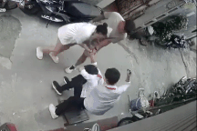 Nam sinh cấp 2 ở Hà Nội bị đánh hội đồng