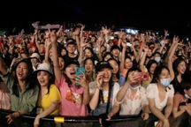 Dân Vũ Hán không đeo khẩu trang tưng bừng trong sự kiện âm nhạc lớn