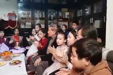 Các em thiếu nhi hát chúc mừng nhạc sĩ Phạm Tuyên tròn 90 tuổi.