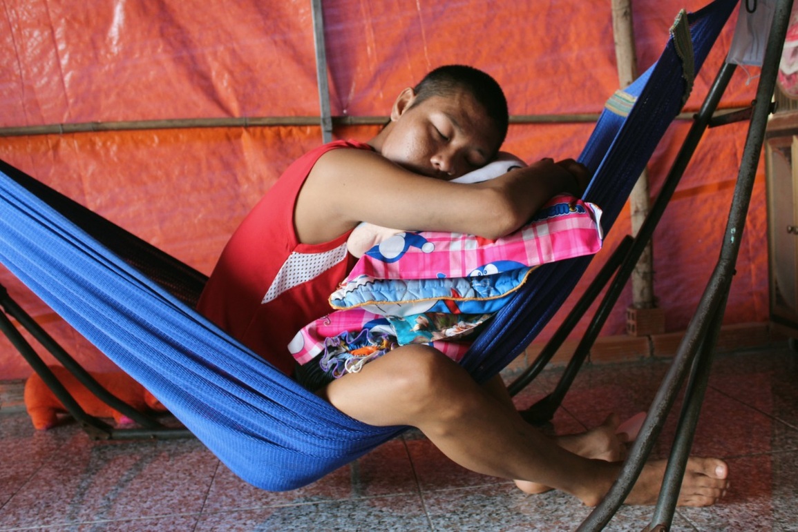 Thắt lòng cảnh bé gái 3 tuổi ôm chân cha cầu xin cha đừng chết - 6 Thắt lòng cảnh bé gái 3 tuổi ôm chân cha cầu xin cha đừng chết - 6