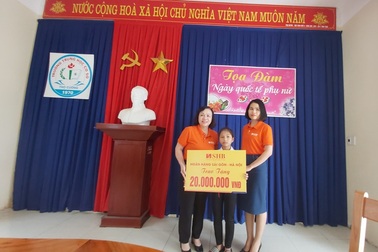 Bé gái 12 tuổi cùng lúc mất mẹ và em được bạn đọc Dân trí tiếp tục giúp đỡ