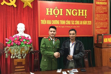 Người thợ xây may mắn được trả lại số tiền vay để sắm tết cho con