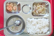 Rộ hình ảnh suất ăn thiếu dinh dưỡng, trường phải tạm dừng bữa ăn bán trú