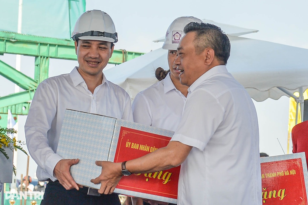 Đổ mẻ bê tông cuối cùng hợp long cầu Vĩnh Tuy 2 - 10 Đổ mẻ bê tông cuối cùng hợp long cầu Vĩnh Tuy 2 - 10