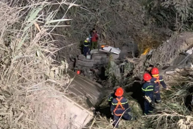 Xe container lao xuống vực sâu, tài xế tử vong trong cabin