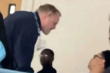 Giáo sư đại học của Mỹ xin thôi việc sau khi hét vào mặt sinh viên