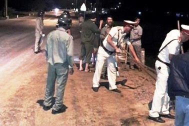 Nhiều CSGT thu dọn chất thải đổ ra quốc lộ 1 trong đêm