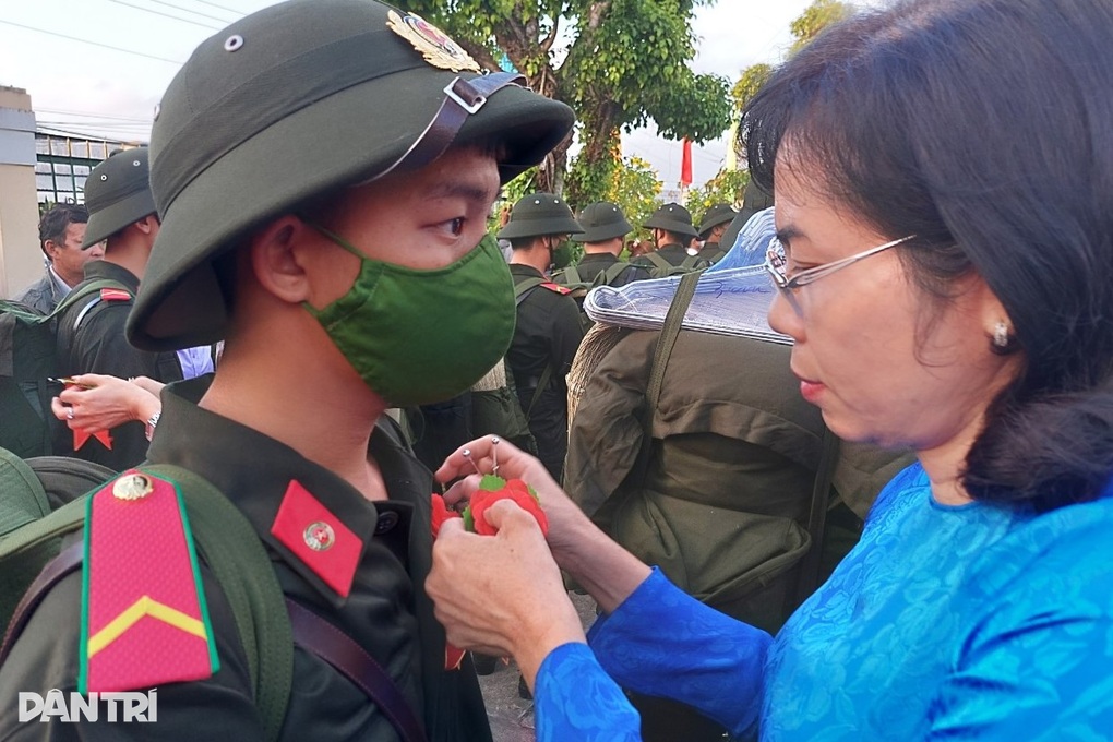 Hai thanh niên bỏ công việc, chức vụ, tình nguyện lên đường nhập ngũ - 9 Hai thanh niên bỏ công việc, chức vụ, tình nguyện lên đường nhập ngũ - 9