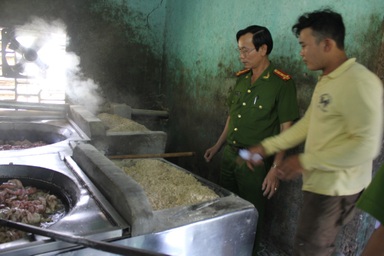 Phát hiện cơ sở chế biển mỡ lợn bẩn