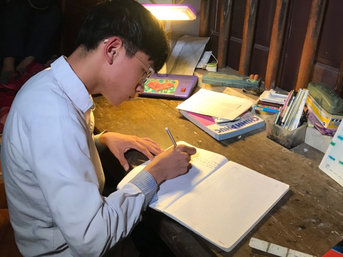Xúc động chuyện cậu học trò nghèo đoạt giải 3 học sinh giỏi Vật lý - 1 Xúc động chuyện cậu học trò nghèo đoạt giải 3 học sinh giỏi Vật lý - 1