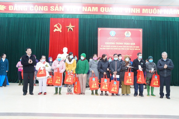 Trao quà Tết và hỗ trợ sinh kế cho người dân chịu ảnh hưởng thiên tai tại miền Trung - Ảnh 3. Trao quà Tết và hỗ trợ sinh kế cho người dân chịu ảnh hưởng thiên tai tại miền Trung - Ảnh 3.