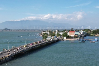 Đoàn xe cổ diễu hành chào mừng lễ hội lướt ván diều tại Ninh Thuận