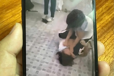 Nữ sinh lớp 8 đánh nhau trong nhà vệ sinh ở TPHCM bị tạm đình chỉ học