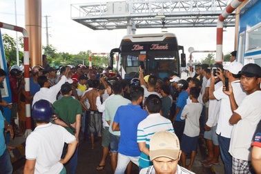 Nhân viên trạm BOT Sóc Trăng hạ barie, không bán vé gây kẹt xe nghiêm trọng