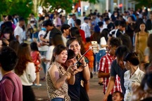 Người Sài Gòn “xí chỗ” chờ xem pháo hoa mừng Quốc khánh