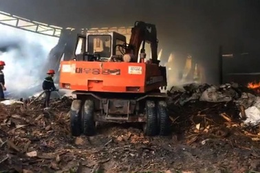 Cháy dữ dội tại xưởng gỗ, 2 công nhân tử vong