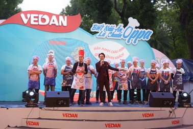 Hơn 1000 cánh gà chiên phục vụ khách và tặng Hội Thiện Tâm 84