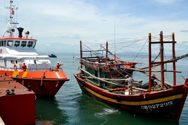 Vượt sóng to ra biển Hoàng Sa cứu 7 ngư dân