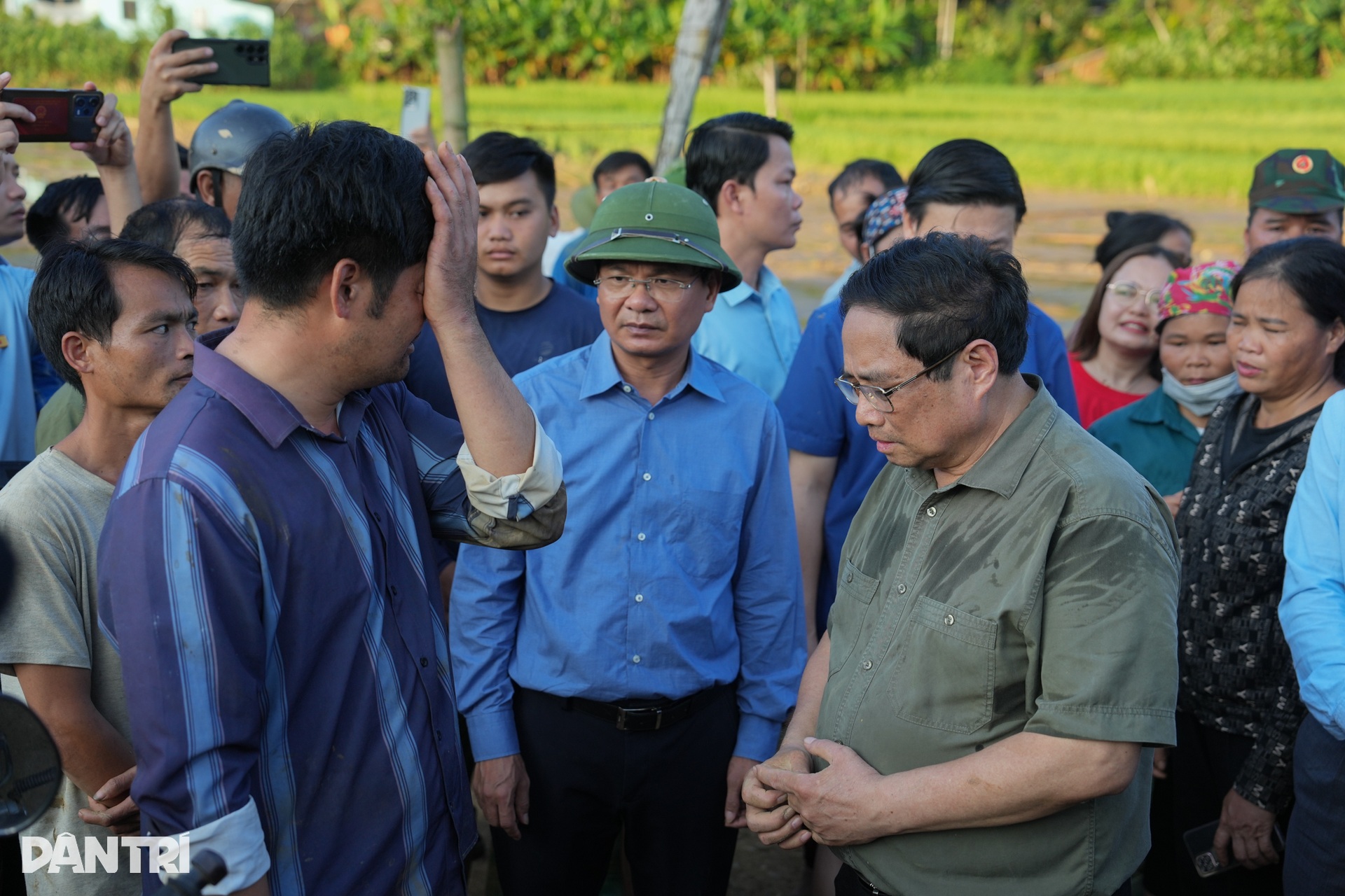 Thủ tướng Phạm Minh Chính xúc động khi thấy nước mắt của người dân Làng Nủ - 7 Thủ tướng Phạm Minh Chính xúc động khi thấy nước mắt của người dân Làng Nủ - 7