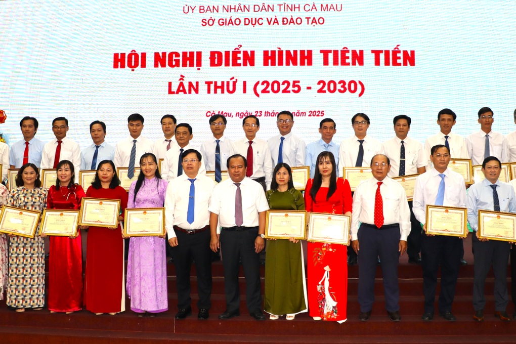 Cô giáo Cà Mau đọc thơ tâm huyết với ngành tại hội nghị điển hình tiên tiến - 1 Cô giáo Cà Mau đọc thơ tâm huyết với ngành tại hội nghị điển hình tiên tiến - 1