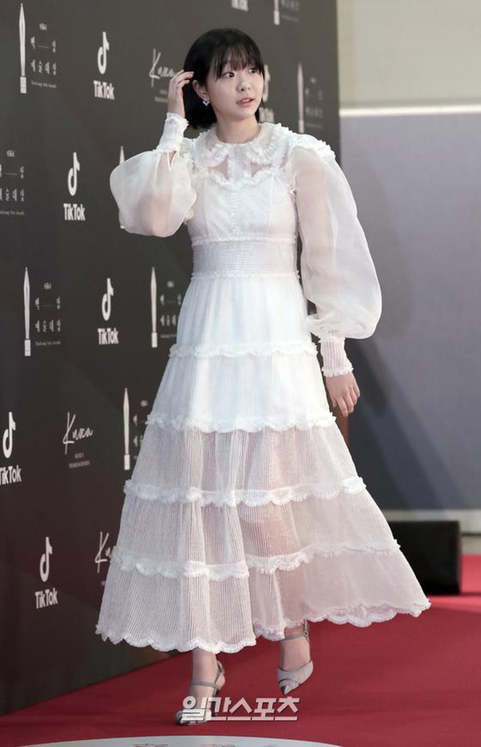 Hyun Bin và Son Ye Jin tình tứ tại lễ trao giải Baeksang - 16 Hyun Bin và Son Ye Jin tình tứ tại lễ trao giải Baeksang - 16