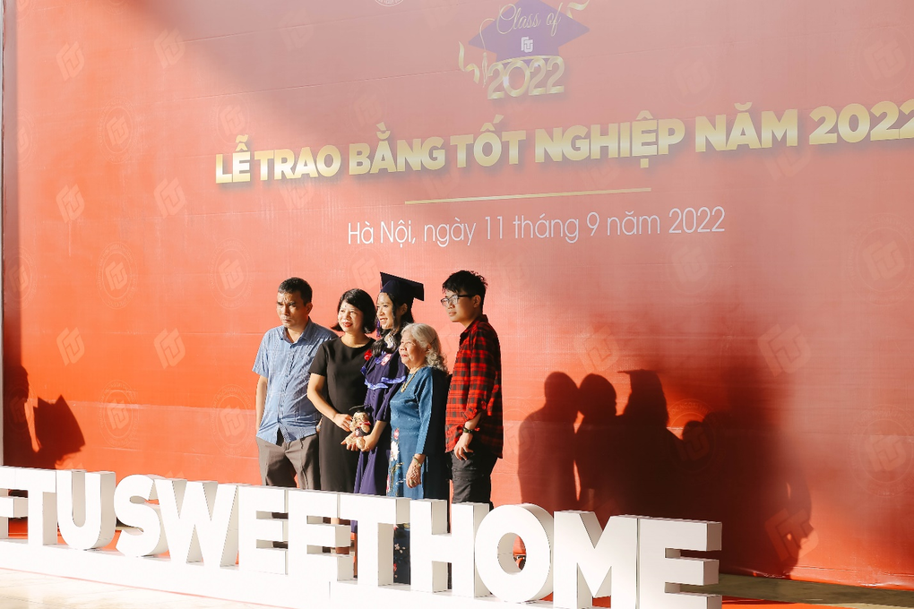 Sinh viên trường Đại học Ngoại thương cùng khóc, cười trong ngày tốt nghiệp - 7 Sinh viên trường Đại học Ngoại thương cùng khóc, cười trong ngày tốt nghiệp - 7