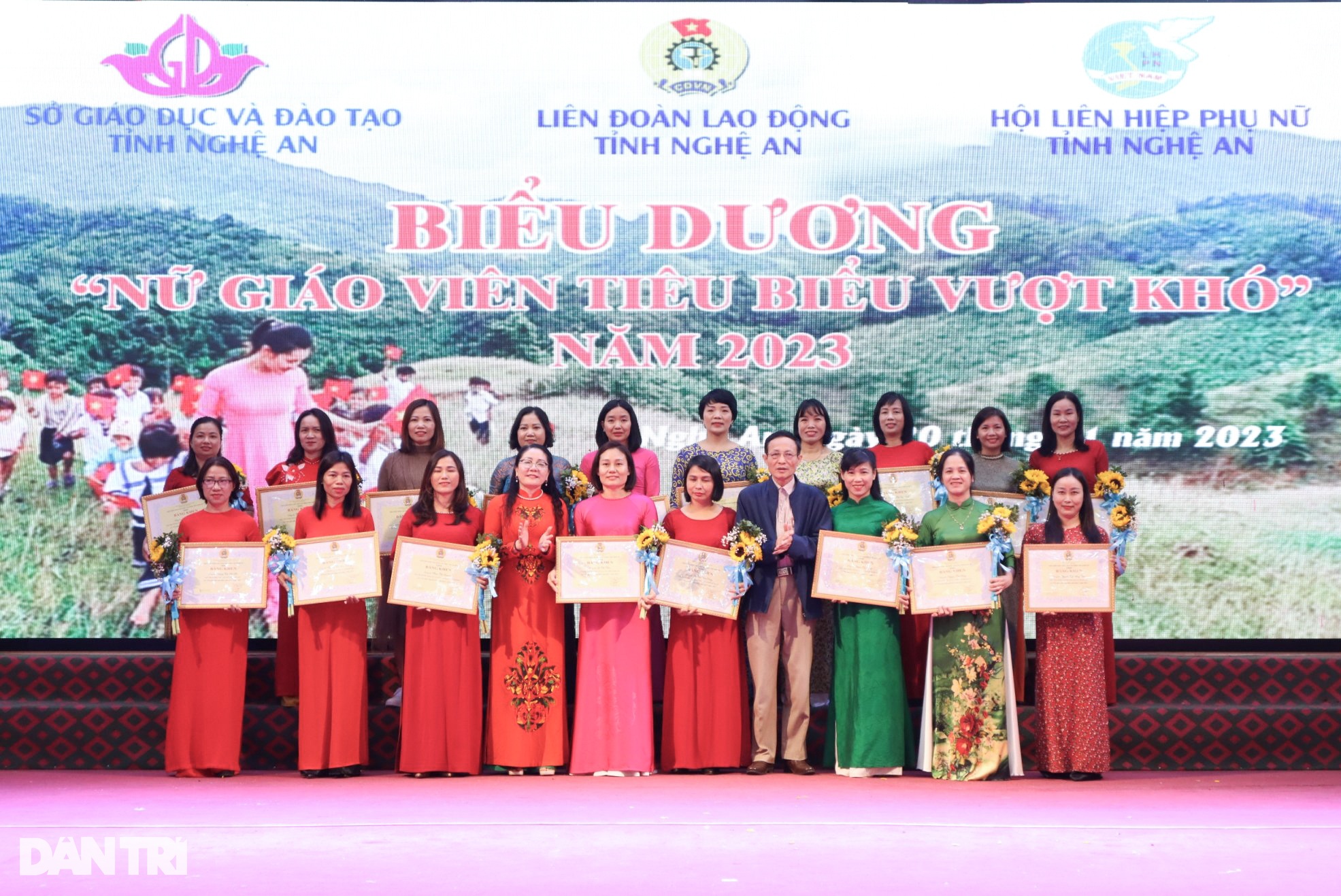 Tuyên dương những bông hoa trên đá - 3