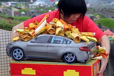 Đổ tiền mua iPhone, vàng thỏi, siêu xe Tết Thanh minh 