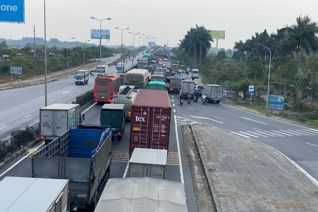 Sửa chữa khe co giãn cầu Phú Lương, quốc lộ 5 ùn tắc nghiêm trọng - 1 Sửa chữa khe co giãn cầu Phú Lương, quốc lộ 5 ùn tắc nghiêm trọng - 1