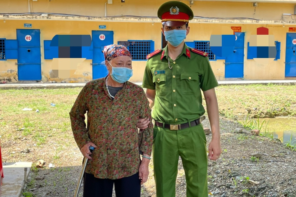 Bà lão 74 tuổi bị bắt sau 23 năm trốn truy nã - 1 Bà lão 74 tuổi bị bắt sau 23 năm trốn truy nã - 1