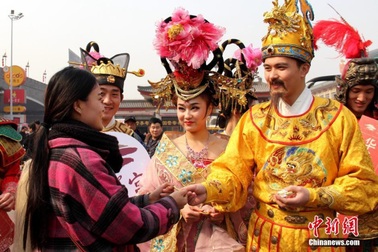 Hành khách ngỡ ngàng được “Hoàng đế và phi tần” phát lì xì về quê ăn Tết