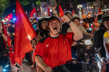Du khách nước ngoài ấn tượng với tình yêu bóng đá của người Việt