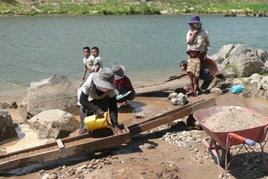 Nạn đào vàng trái phép trên sông Đakrông