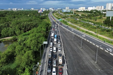 Dòng xe nườm nượp trở lại TPHCM sau kỳ nghỉ lễ 5 ngày