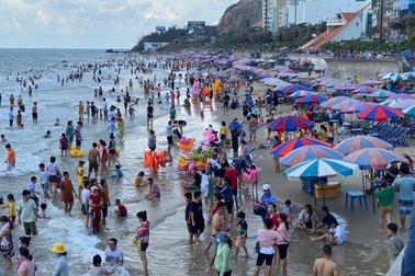 Vũng Tàu dừng nhiều dịch vụ, bay flycam tìm người không đeo khẩu trang