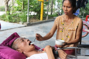 Thương người vợ ung thư gồng mình chăm chồng liệt giường, nuôi 2 con nhỏ