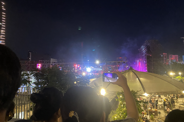 Người dân lên cầu Ba Son xem "ké" concert Anh trai say hi