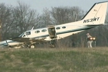 Chồng đột tử, cụ bà 80 hạ cánh máy bay