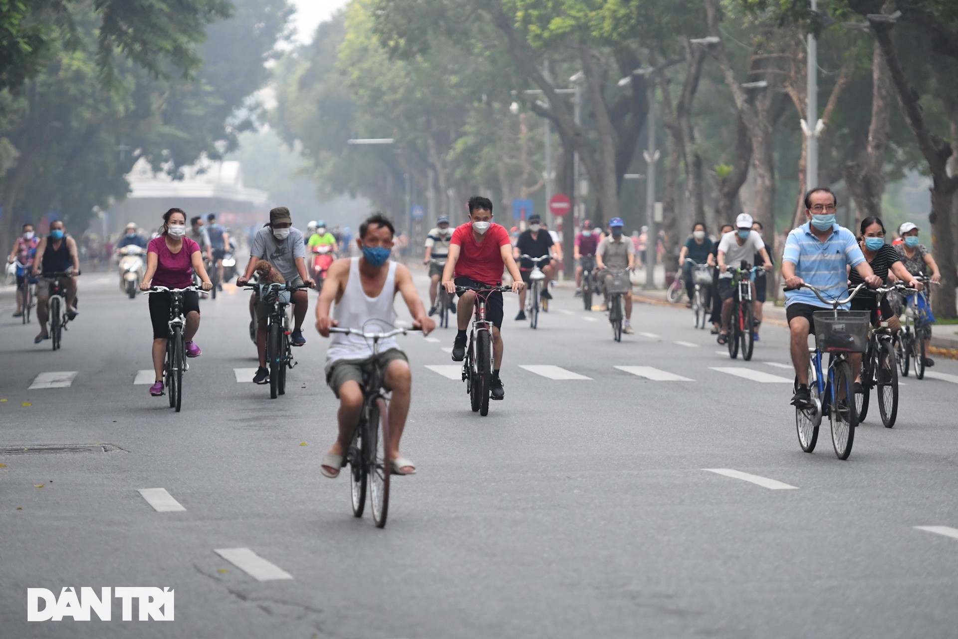 Sau nới lỏng, người dân Hà Nội đổ ra đường tập thể dục từ tờ mờ sáng - 3 Sau nới lỏng, người dân Hà Nội đổ ra đường tập thể dục từ tờ mờ sáng - 3