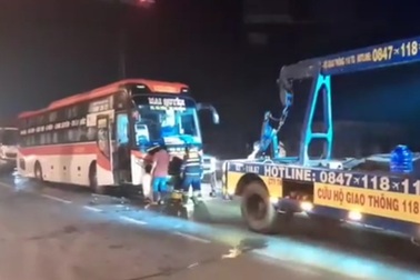 Xe khách bị 3 xe tải tông "dồn toa" khi chờ đèn đỏ trong đêm