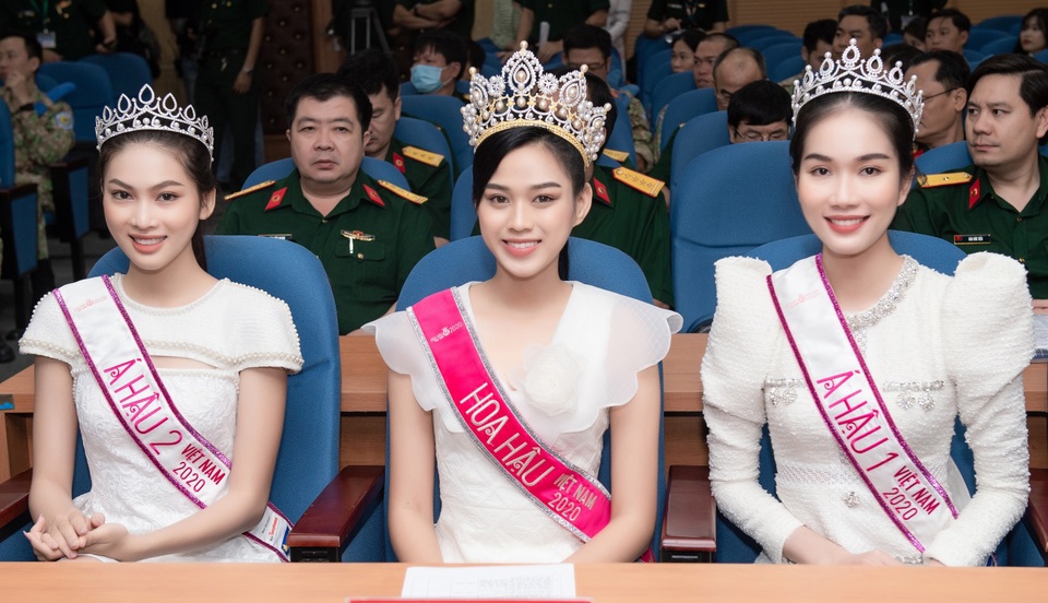 Hoa hậu Đỗ Thị Hà giản dị với hình ảnh đời thường sau đăng quang - 8 Hoa hậu Đỗ Thị Hà giản dị với hình ảnh đời thường sau đăng quang - 8